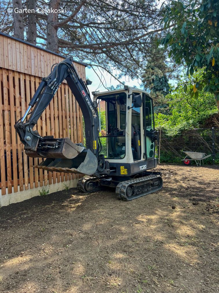Bagger bei Erdarbeiten auf Baustelle für professionelle Baggerdienstleistungen